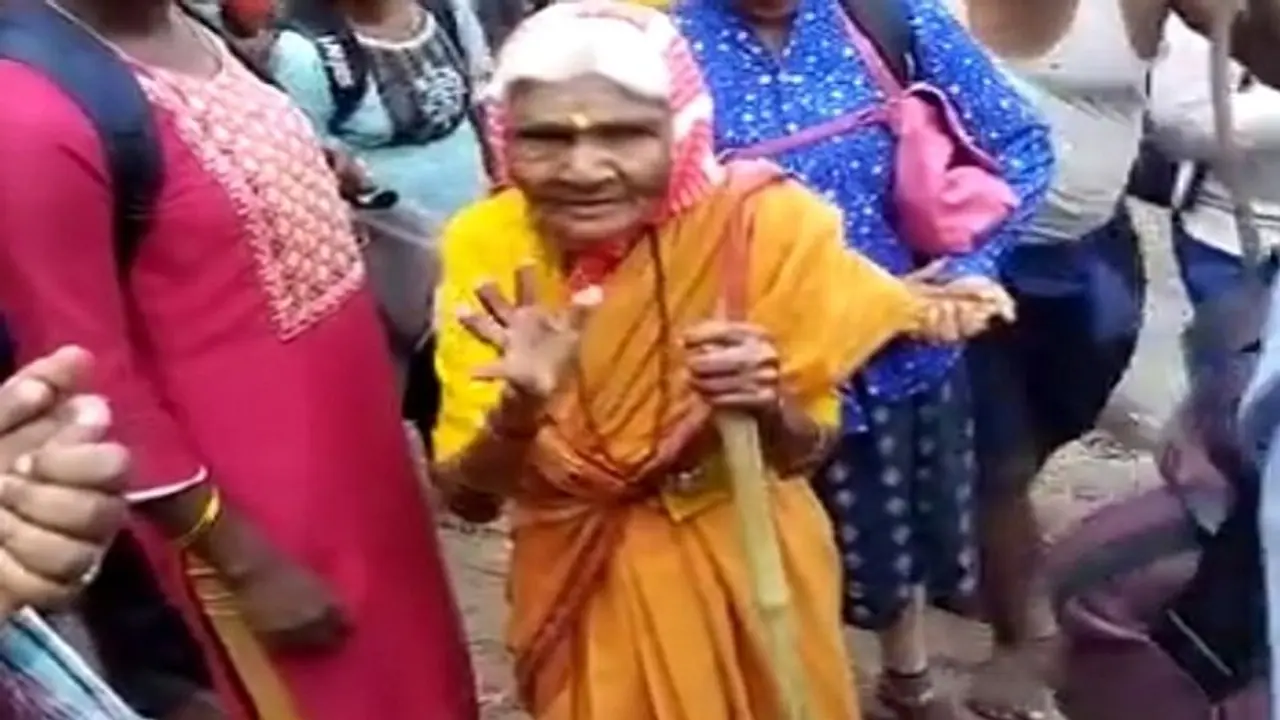 ಮೋದಿ ಮತ್ತೆ ಪ್ರಧಾನಿಯಾಗಲೆಂದು ಮಾದೇಶ್ವರ ಬೆಟ್ಟ ಹತ್ತಿದ 102ರ ಅಜ್ಜಿ..! ಮೋದಿ ಮತ್ತೆ ಪ್ರಧಾನಿಯಾಗಲೆಂದು ಮಾದೇಶ್ವರ ಬೆಟ್ಟ ಹತ್ತಿದ 102ರ ಅಜ್ಜಿ..!