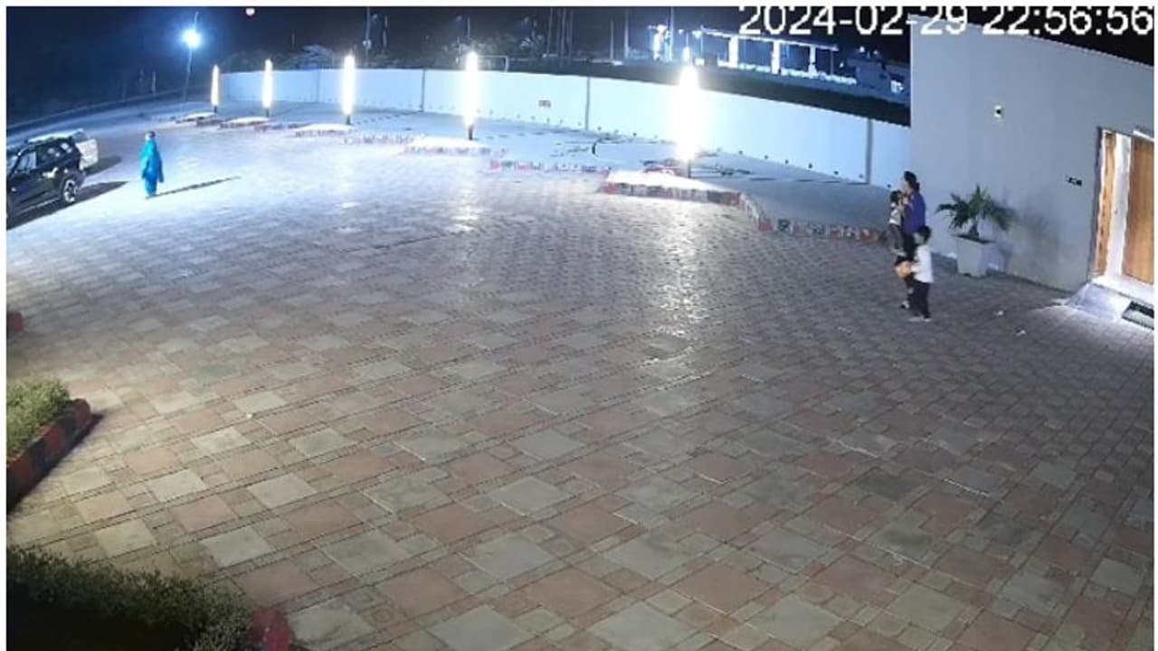 വീട്ടുകാരുടെ മുന്നിൽ വെച്ച് വ്യാപാരിയെ വെടിവെച്ച് കൊന്നു; തടയാനെത്തിയ അമ്മയ്ക്കും പരിക്ക് വീട്ടുകാരുടെ മുന്നിൽ വെച്ച് വ്യാപാരിയെ വെടിവെച്ച് കൊന്നു; തടയാനെത്തിയ അമ്മയ്ക്കും പരിക്ക്