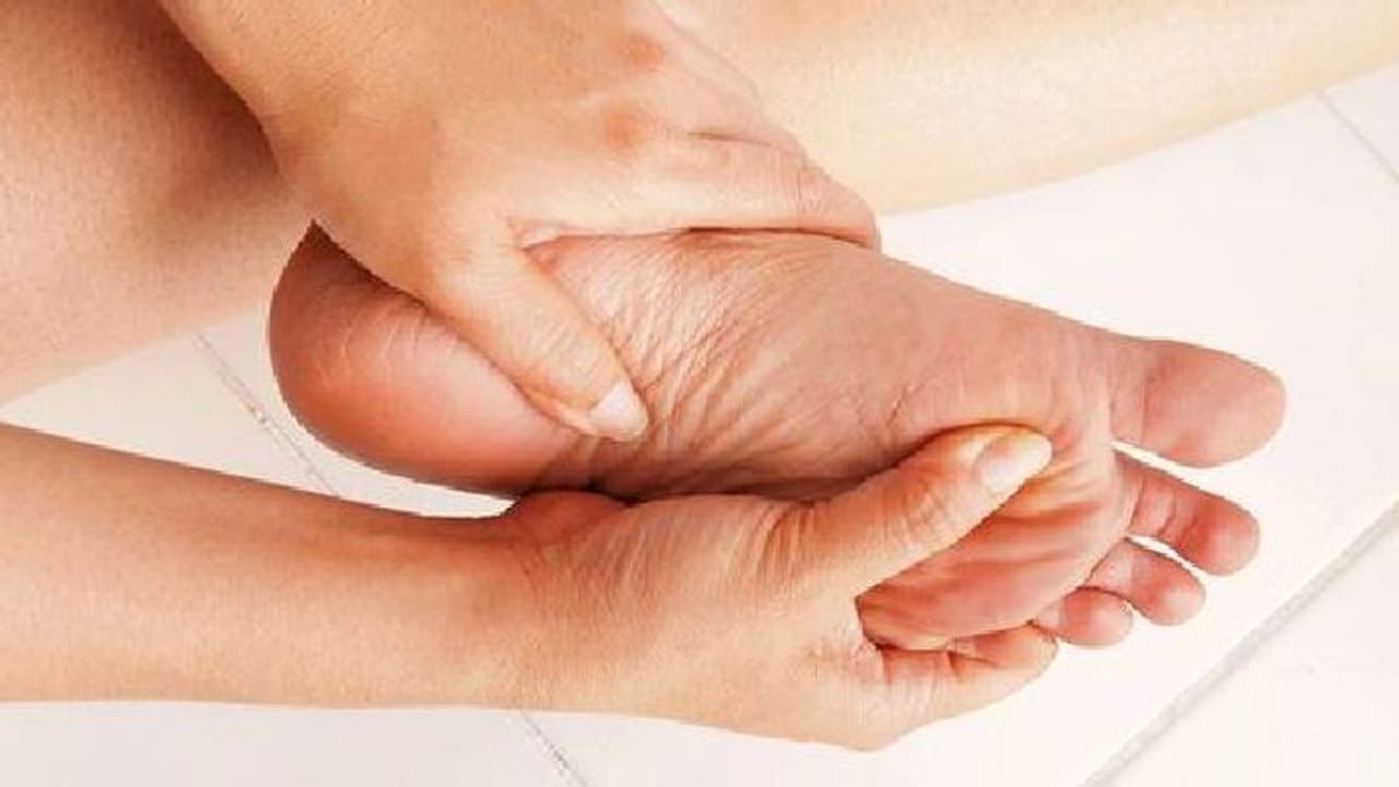 यूरिक एसिड बढ़ने से रात में पैरौं में दिखने लगती हैं ये परेशानियां, इन बातों को न करें नज़रअंदाज.. यूरिक एसिड बढ़ने से रात में पैरौं में दिखने लगती हैं ये परेशानियां, इन बातों को न करें नज़रअंदाज..