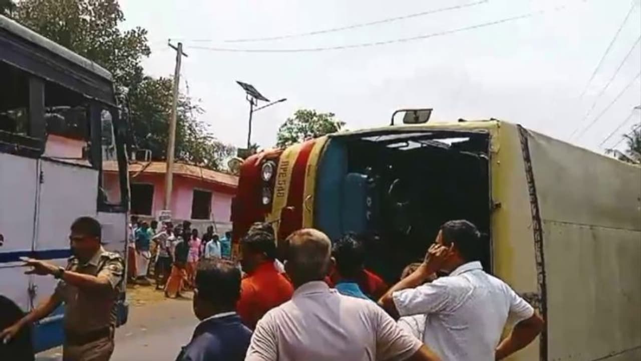 കെഎസ്ആര്ടിസി ബസ് കാറുമായി കൂട്ടിയിടിച്ച് മറിഞ്ഞു; നിരവധി പേര്ക്ക് പരുക്ക് കെഎസ്ആര്ടിസി ബസ് കാറുമായി കൂട്ടിയിടിച്ച് മറിഞ്ഞു; നിരവധി പേര്ക്ക് പരുക്ക്