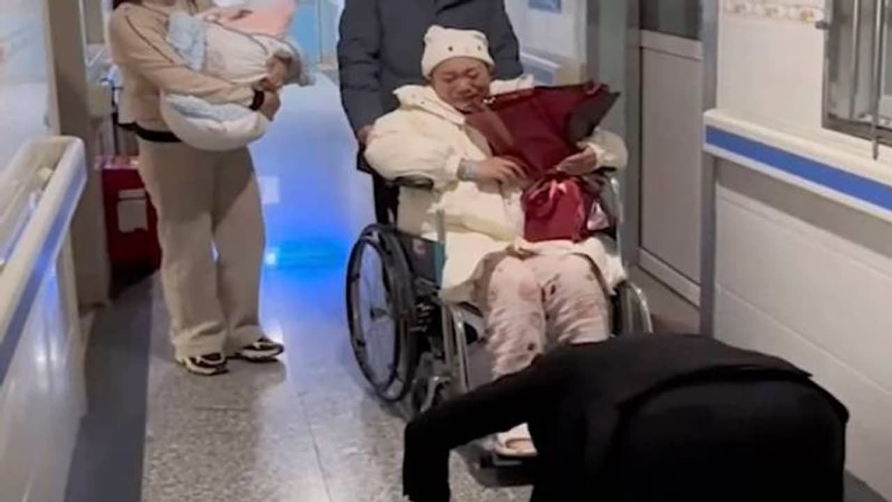 എനിക്ക് വേണ്ടി 4 തവണ ജീവൻ അപകടത്തിലാക്കിയവൾ, ആൺകുഞ്ഞിനെ പ്രസവിച്ച ഭാര്യയുടെ കാല്തൊട്ട് വണങ്ങി യുവാവ് എനിക്ക് വേണ്ടി 4 തവണ ജീവൻ അപകടത്തിലാക്കിയവൾ, ആൺകുഞ്ഞിനെ പ്രസവിച്ച ഭാര്യയുടെ കാല്തൊട്ട് വണങ്ങി യുവാവ്