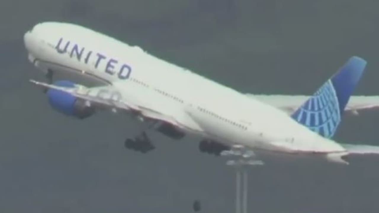 നിറയെ യാത്രക്കാരുമായി ടേക്ക് ഓഫ് ചെയ്യുന്നതിനിടെ വിമാനത്തിന്റെ ടയർ ഈരിത്തെറിച്ചു, എമർജെൻസി ലാൻഡിംഗ് നിറയെ യാത്രക്കാരുമായി ടേക്ക് ഓഫ് ചെയ്യുന്നതിനിടെ വിമാനത്തിന്റെ ടയർ ഈരിത്തെറിച്ചു, എമർജെൻസി ലാൻഡിംഗ്