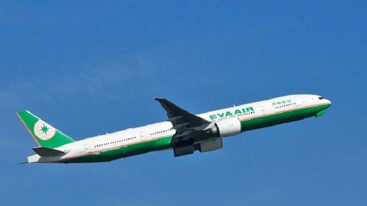 Bizarre! UK doppelgangers sit together on Bangkok flight; surprisingly share same name, hobbies and friends Bizarre! UK doppelgangers sit together on Bangkok flight; surprisingly share same name, hobbies and friends