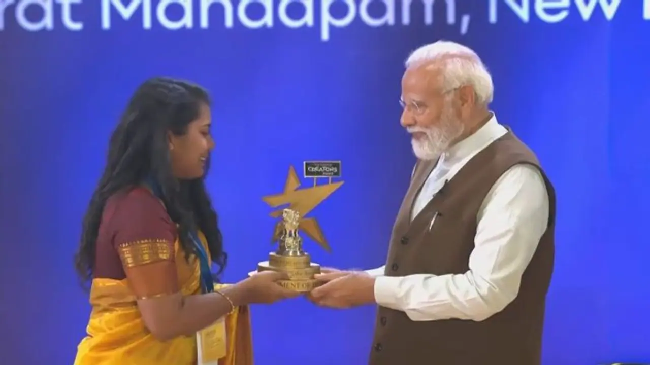 First National Creators Award 2024: महिला कंटेंट क्रिएटर के आगे भर आया पीएम मोदी का गला, झुककर किया नमन First National Creators Award 2024: महिला कंटेंट क्रिएटर के आगे भर आया पीएम मोदी का गला, झुककर किया नमन