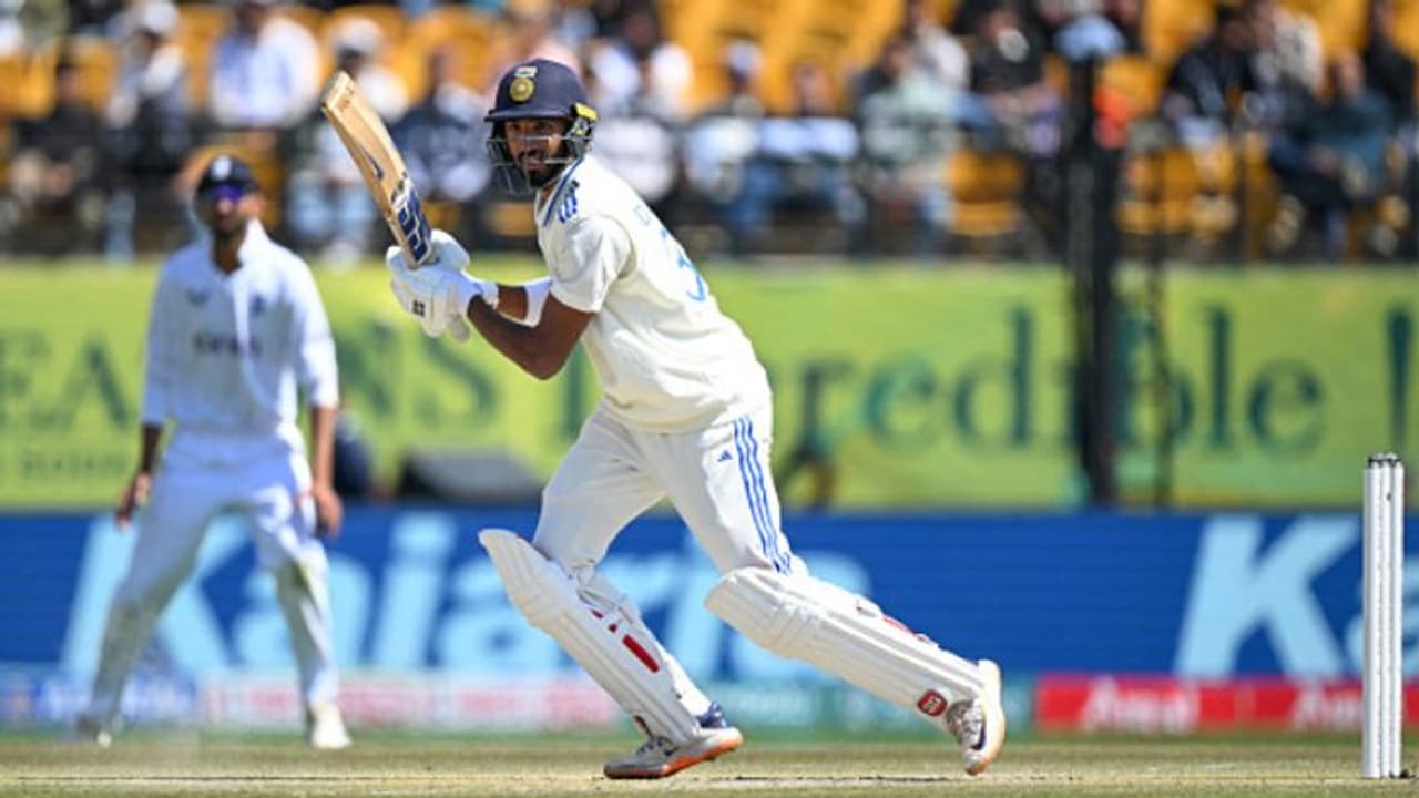 37 വർഷത്തിനിടെ ആദ്യം, സച്ചിനും കോലിയും അടക്കിഭരിച്ച നാലാം നമ്പറിൽ റെക്കോർഡുമായി മലയാളി താരം ദേവ്ദത്ത് പടിക്കൽ 37 വർഷത്തിനിടെ ആദ്യം, സച്ചിനും കോലിയും അടക്കിഭരിച്ച നാലാം നമ്പറിൽ റെക്കോർഡുമായി മലയാളി താരം ദേവ്ദത്ത് പടിക്കൽ