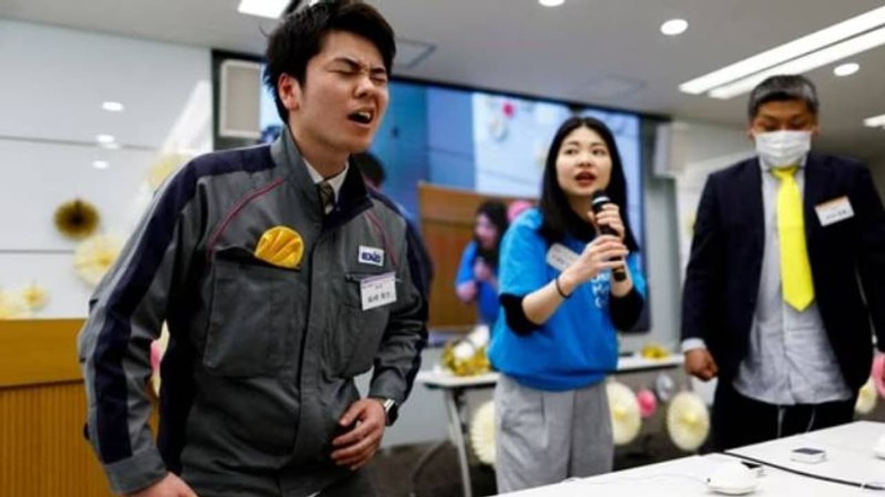 പുരുഷന്മാർക്ക് ആർത്തവ വേദന, ഇത് സഹിക്കാൻ വയ്യേയെന്ന് നിലവിളി, വേദനകൊണ്ട് പുളഞ്ഞു പുരുഷന്മാർക്ക് ആർത്തവ വേദന, ഇത് സഹിക്കാൻ വയ്യേയെന്ന് നിലവിളി, വേദനകൊണ്ട് പുളഞ്ഞു