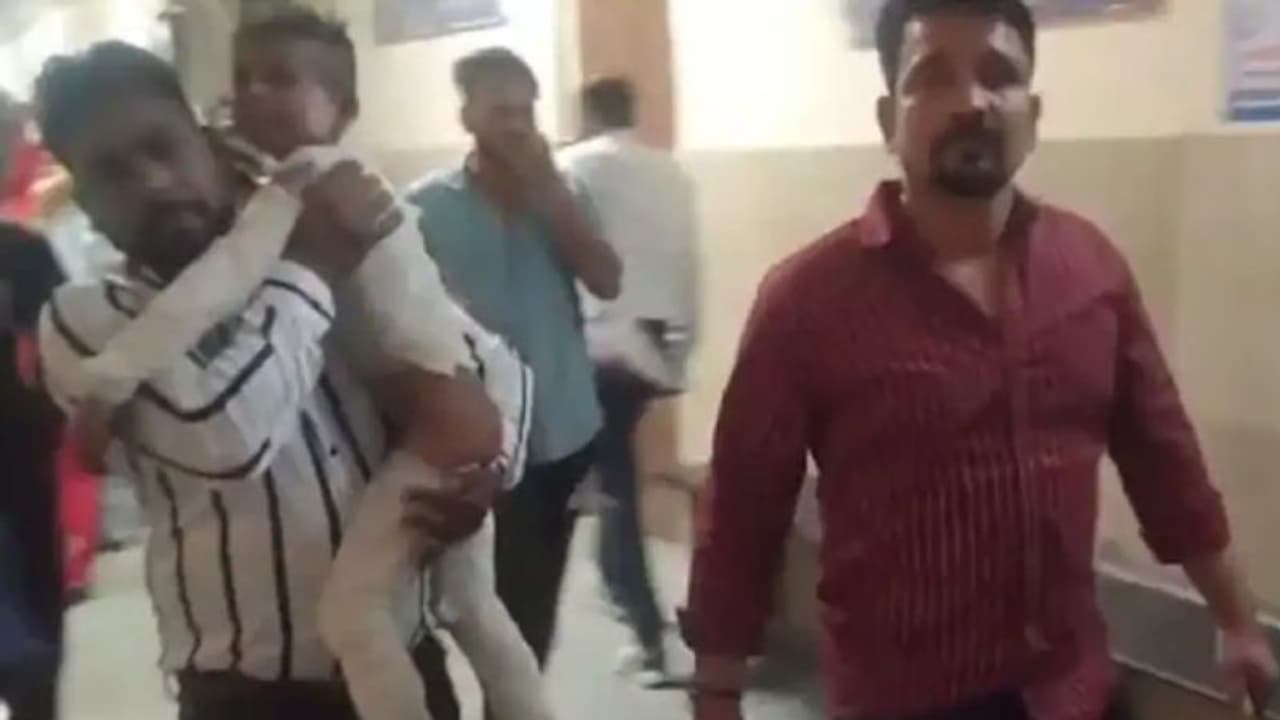 மகாசிவராத்திரி ஊர்வலம்.. திடீரென மின்சாரம் தாக்கியதில் 14 குழந்தைகளுக்கு பாதிப்பு.. இருவர் நிலை கவலைக்கிடம்! மகாசிவராத்திரி ஊர்வலம்.. திடீரென மின்சாரம் தாக்கியதில் 14 குழந்தைகளுக்கு பாதிப்பு.. இருவர் நிலை கவலைக்கிடம்!