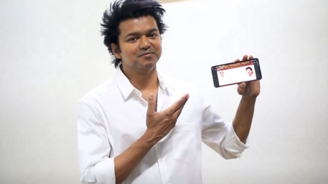 மாஸ் காட்டும் தளபதி.. த.வெ.க உறுப்பினர் சேர்க்கை சில நிமிடங்களில் சர்வர் டவுன் ஆகும் அளவிற்கு வந்த Requests!