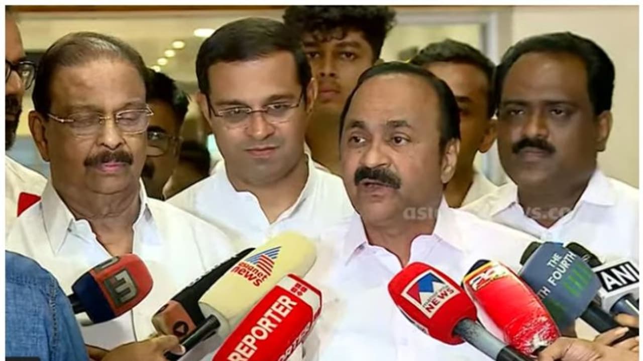 സ്ഥാനാർത്ഥി നിർണയം എല്ലാവരും ഒരുമിച്ചെടുത്ത തീരുമാനമെന്ന് വിഡി സതീശൻ; ഉത്തരവാദിത്തം പാർട്ടിക്കെന്ന് സുധാകരൻ സ്ഥാനാർത്ഥി നിർണയം എല്ലാവരും ഒരുമിച്ചെടുത്ത തീരുമാനമെന്ന് വിഡി സതീശൻ; ഉത്തരവാദിത്തം പാർട്ടിക്കെന്ന് സുധാകരൻ