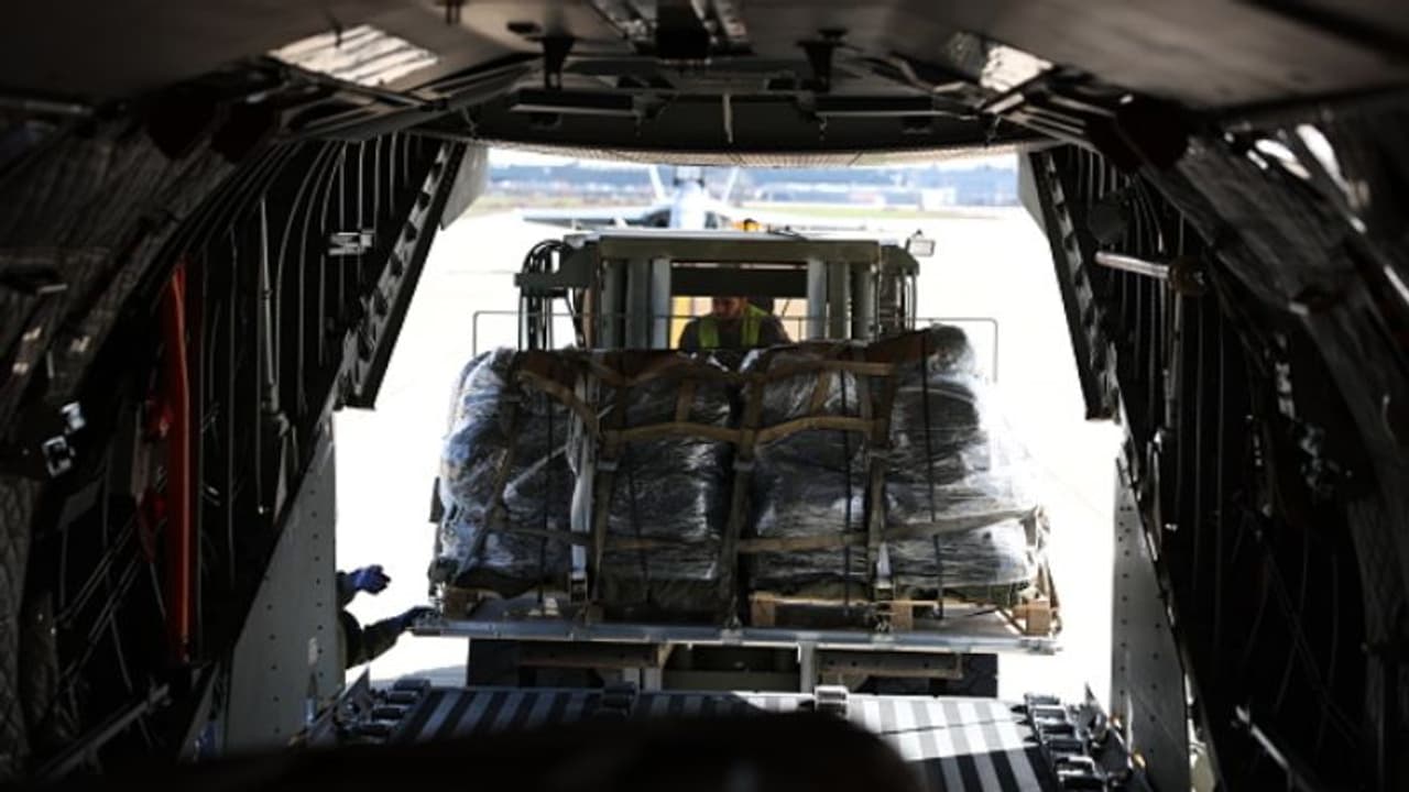 ഗാസയിൽ ആകാശമാർഗം ഭക്ഷണം വിതരണം ചെയ്യുന്നതിനിടെ പാരച്യൂട്ടിന് തകരാറ്, 5 പേർക്ക് ദാരുണാന്ത്യം ഗാസയിൽ ആകാശമാർഗം ഭക്ഷണം വിതരണം ചെയ്യുന്നതിനിടെ പാരച്യൂട്ടിന് തകരാറ്, 5 പേർക്ക് ദാരുണാന്ത്യം