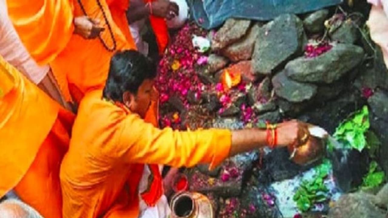 ಕಲಬುರಗಿ: ಲಾಡ್ಲೇ ಮಶಾಕ್ ದರ್ಗಾದಲ್ಲಿ ನಮಾಜ್, ಶಿವಲಿಂಗ ಪೂಜೆ..! ಕಲಬುರಗಿ: ಲಾಡ್ಲೇ ಮಶಾಕ್ ದರ್ಗಾದಲ್ಲಿ ನಮಾಜ್, ಶಿವಲಿಂಗ ಪೂಜೆ..!