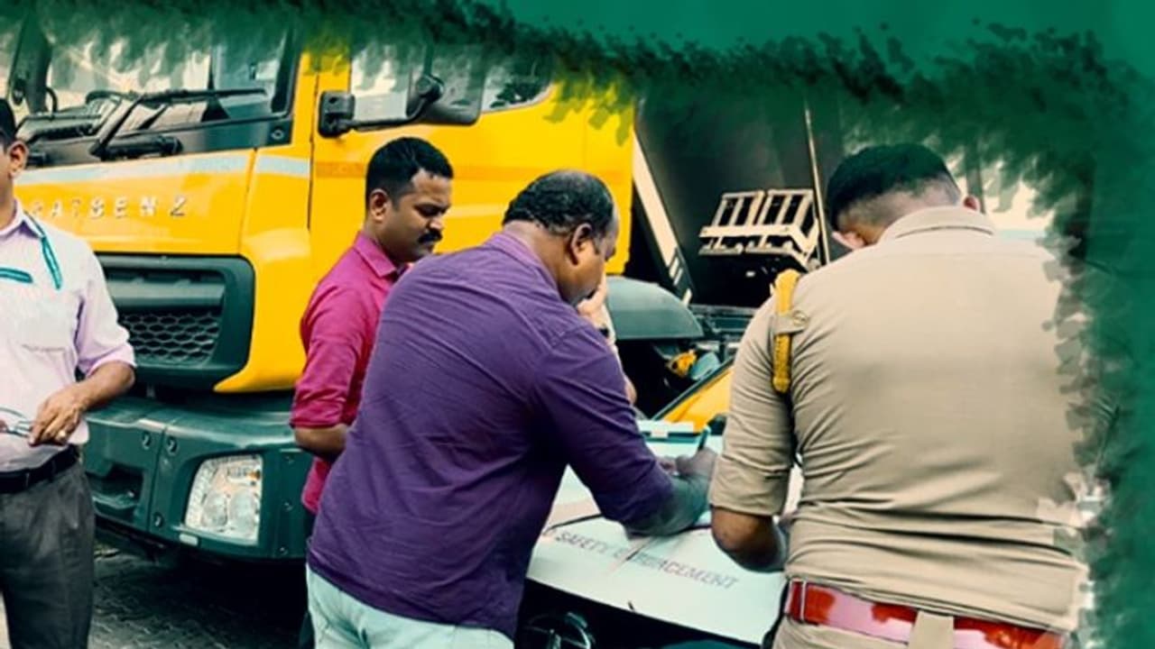 നടക്കുന്നത് ചില്ലറ തട്ടിപ്പല്ല; പുലർച്ചെ ഒന്നര മണിക്കൂർ പരിശോധന, 347 വാഹനങ്ങൾ, 1.36 കോടിയുടെ ക്രമക്കേട് ! നടക്കുന്നത് ചില്ലറ തട്ടിപ്പല്ല; പുലർച്ചെ ഒന്നര മണിക്കൂർ പരിശോധന, 347 വാഹനങ്ങൾ, 1.36 കോടിയുടെ ക്രമക്കേട് !