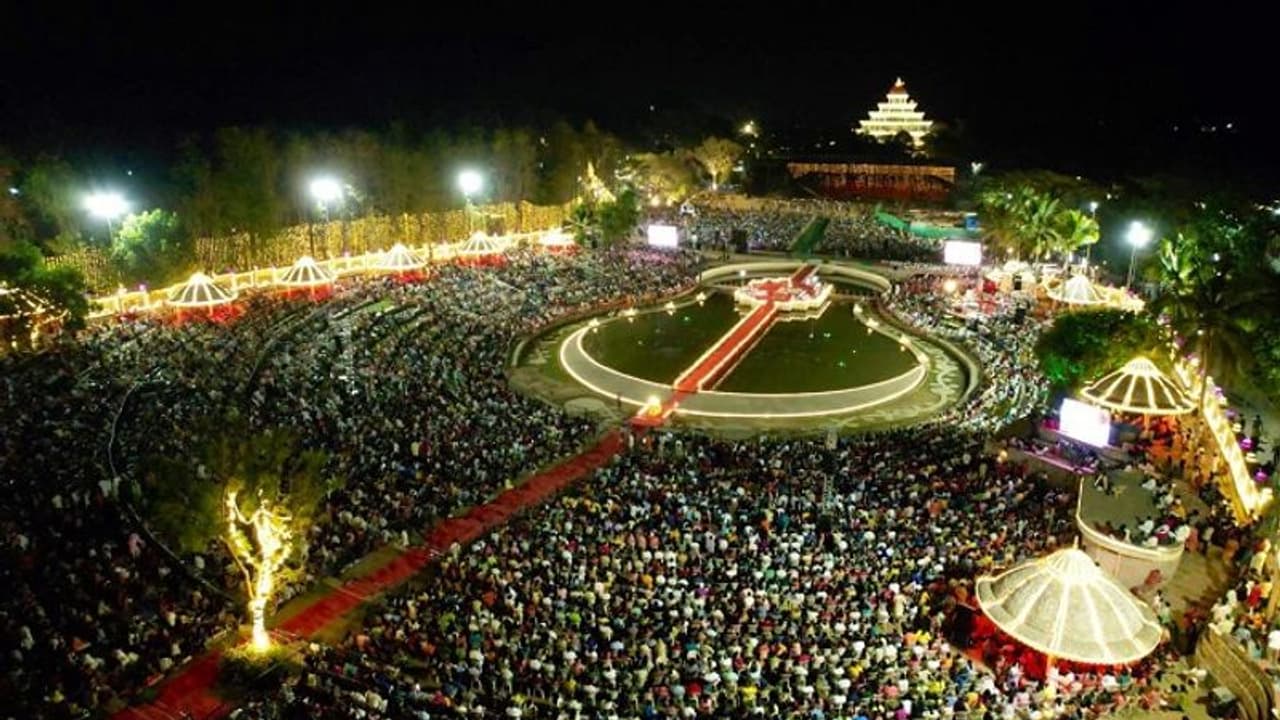 ಬೆಂಗಳೂರು: ಆರ್ಟ್ ಆಫ್ ಲಿವಿಂಗ್ ಕೇಂದ್ರದಲ್ಲಿ 1 ಲಕ್ಷ ಜನರಿಂದ ಶಿವರಾತ್ರಿ ಆಚರಣೆ ಬೆಂಗಳೂರು: ಆರ್ಟ್ ಆಫ್ ಲಿವಿಂಗ್ ಕೇಂದ್ರದಲ್ಲಿ 1 ಲಕ್ಷ ಜನರಿಂದ ಶಿವರಾತ್ರಿ ಆಚರಣೆ