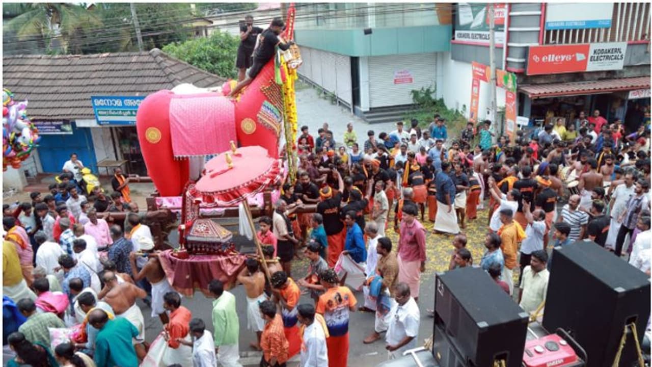 കേരളത്തിന്റെ ഇടനെഞ്ചിലാണ് ഈ പരസ്പര സ്നേഹവും കരുതലും; ശിവരാത്രി എതിരേൽപ്പിന് ജമാഅത്ത് കമ്മിറ്റിയുടെ സ്വീകരണം കേരളത്തിന്റെ ഇടനെഞ്ചിലാണ് ഈ പരസ്പര സ്നേഹവും കരുതലും; ശിവരാത്രി എതിരേൽപ്പിന് ജമാഅത്ത് കമ്മിറ്റിയുടെ സ്വീകരണം