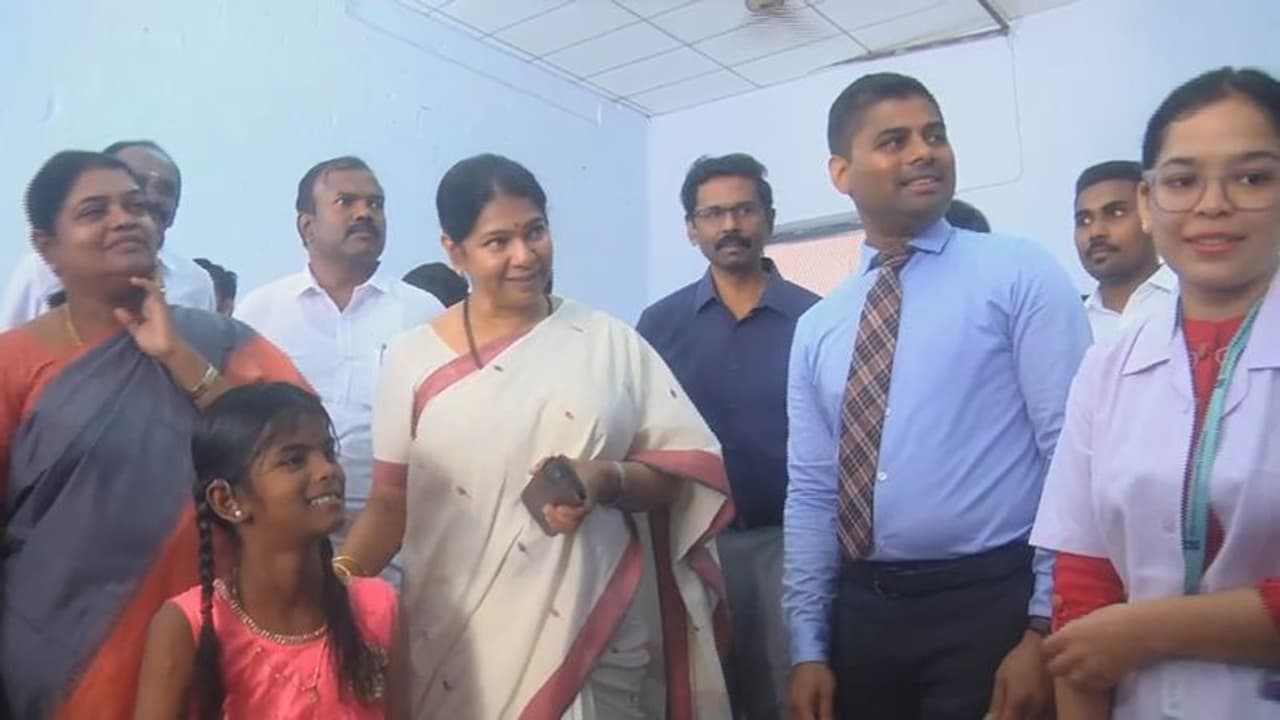 பெண்கள் சமையல் அறையிலேயே முடங்கி கிடக்க வேண்டும் என்பதற்காக சிலிண்டர் விலை குறைப்பு? கனிமொழி கேள்வி பெண்கள் சமையல் அறையிலேயே முடங்கி கிடக்க வேண்டும் என்பதற்காக சிலிண்டர் விலை குறைப்பு? கனிமொழி கேள்வி