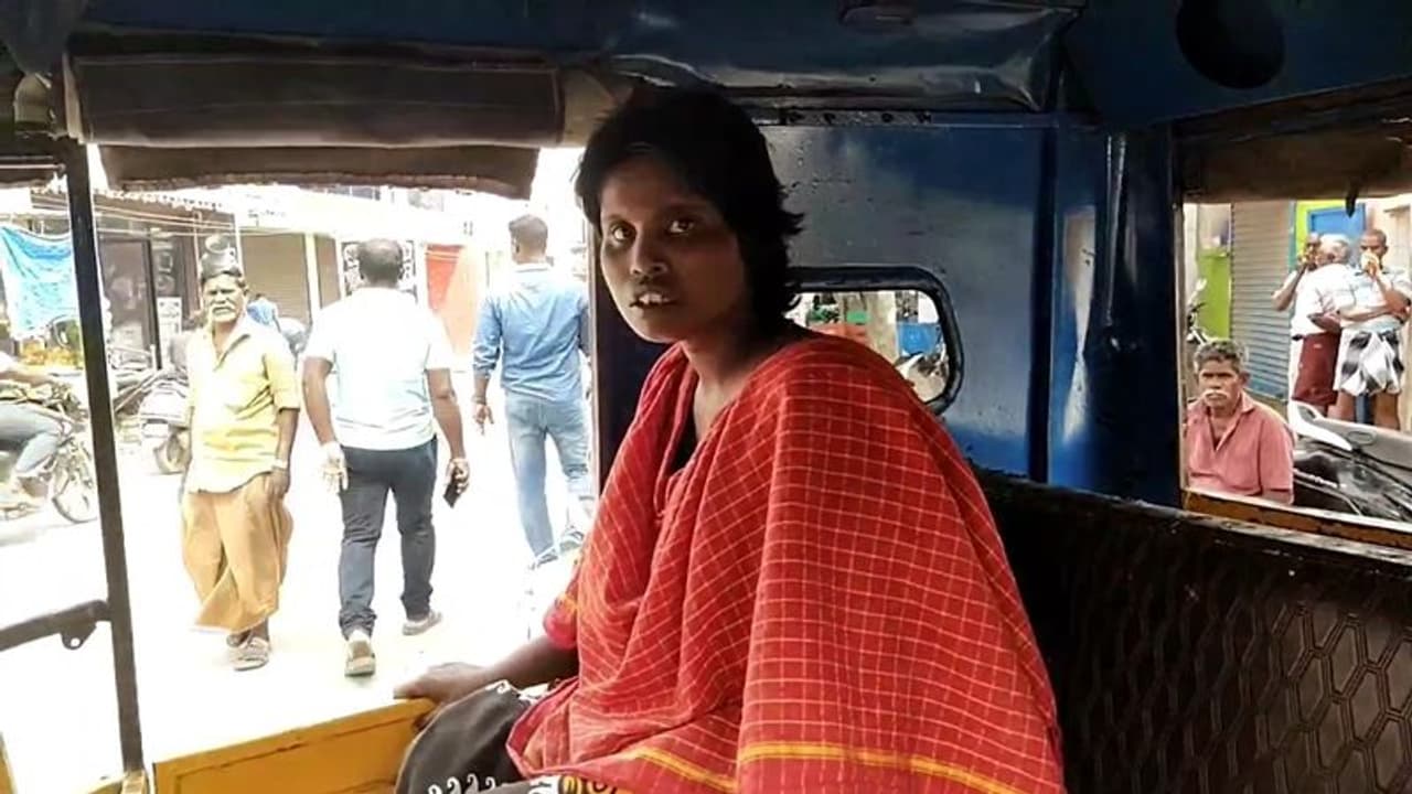 சாலையோரம் படுத்திருந்த இளம் பெண்ணின் 4 மாத குழந்தை கடத்தல்; தூத்துக்குடியில் குழந்தை கடத்தல் கும்பல் கைவரிசை? சாலையோரம் படுத்திருந்த இளம் பெண்ணின் 4 மாத குழந்தை கடத்தல்; தூத்துக்குடியில் குழந்தை கடத்தல் கும்பல் கைவரிசை?