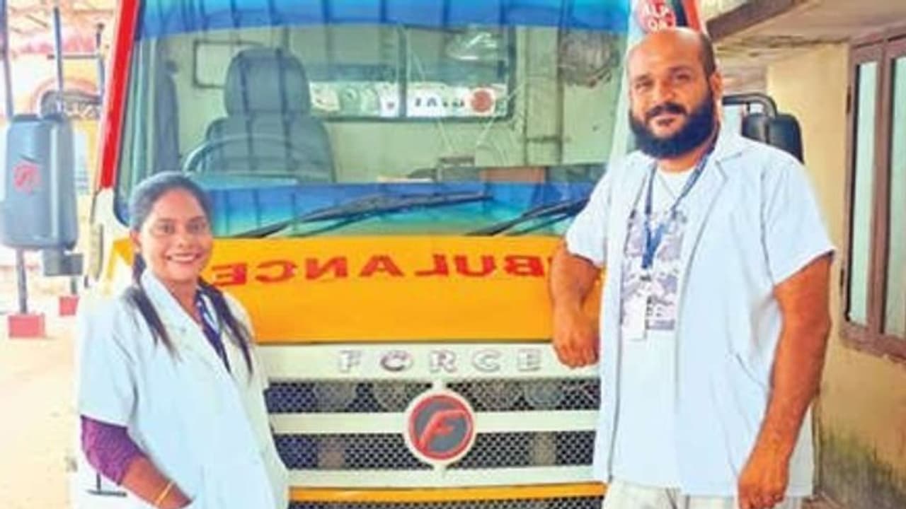 ആരോഗ്യനില വഷളായി മെഡിക്കൽ കോളേജിലേക്ക് കൊണ്ടുപോകും വഴി ആംബുലൻസിൽ കുഞ്ഞിന് ജന്മം നൽകി 22കാരി ആരോഗ്യനില വഷളായി മെഡിക്കൽ കോളേജിലേക്ക് കൊണ്ടുപോകും വഴി ആംബുലൻസിൽ കുഞ്ഞിന് ജന്മം നൽകി 22കാരി