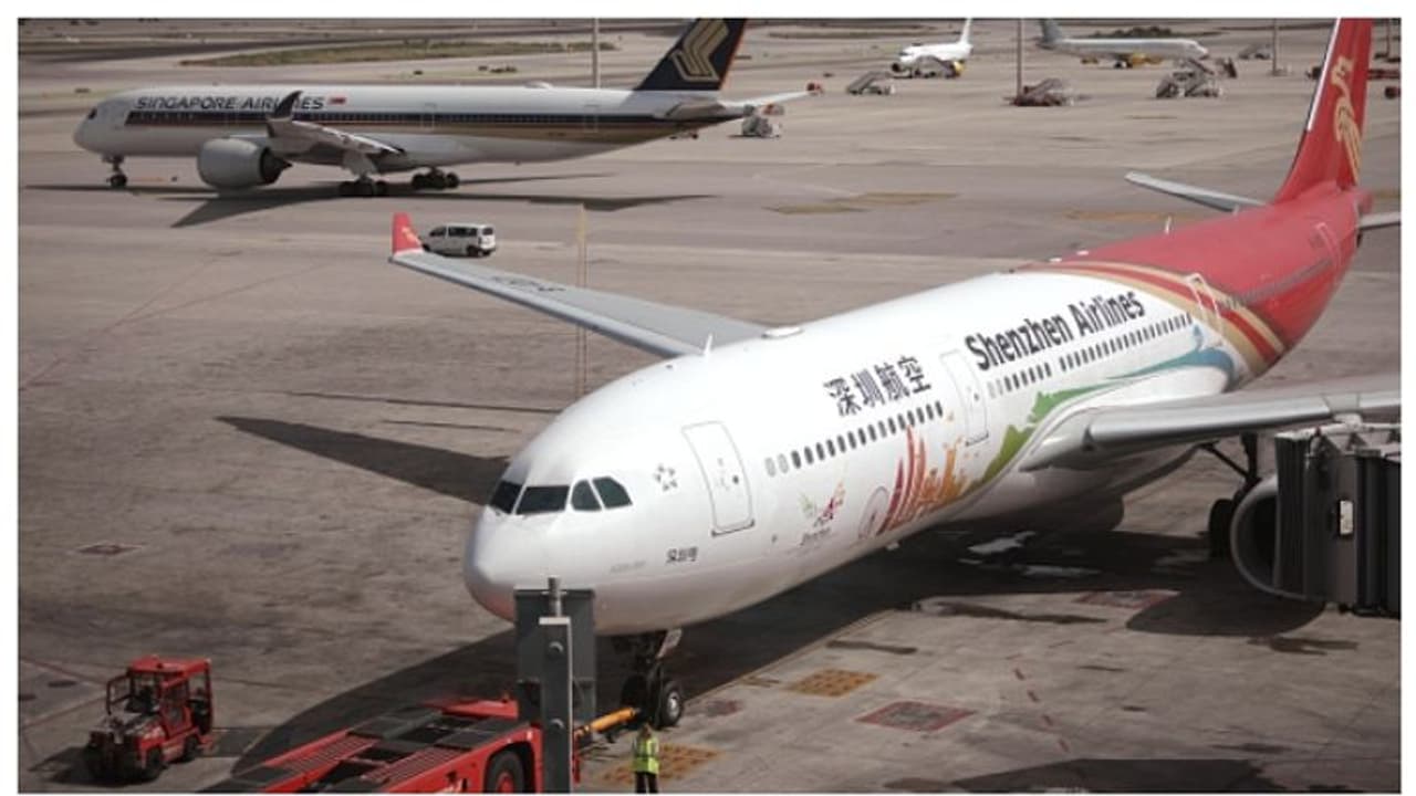 ഭാഗ്യം വരുമെന്ന് കരുതി യാത്രക്കാരന് വിമാനത്തിന്റെ എഞ്ചിനിലേക്ക് നാണയമിട്ടു; പിന്നെ പുകിലോട് പുകില്! ഭാഗ്യം വരുമെന്ന് കരുതി യാത്രക്കാരന് വിമാനത്തിന്റെ എഞ്ചിനിലേക്ക് നാണയമിട്ടു; പിന്നെ പുകിലോട് പുകില്!