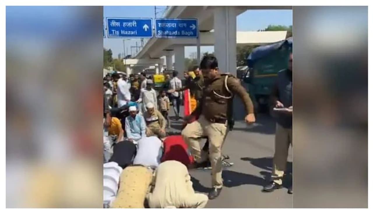 വെള്ളിയാഴ്ച ജുമുഅ നമസ്കാരം റോഡില്, വിശ്വാസികളെ തൊഴിച്ചും ഇടിച്ചും പൊലീസ് ഇന്സ്പെക്ടര് സസ്പെന്ഷന് വെള്ളിയാഴ്ച ജുമുഅ നമസ്കാരം റോഡില്, വിശ്വാസികളെ തൊഴിച്ചും ഇടിച്ചും പൊലീസ് ഇന്സ്പെക്ടര് സസ്പെന്ഷന്