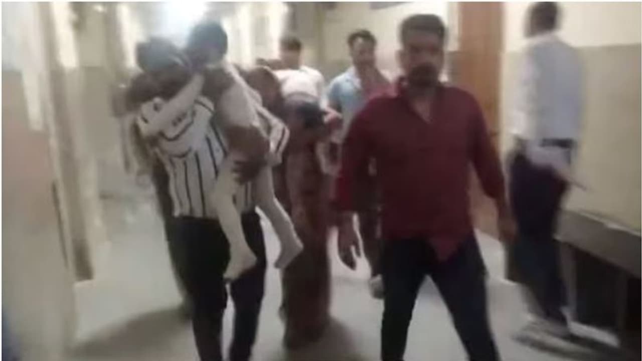 മഹാശിവരാത്രി റാലിക്കിടെ 14 കുട്ടികള്ക്ക് വൈദ്യുതാഘാതമേറ്റു, പൊള്ളലേറ്റ 2പേരുടെ നില ഗുരുതരം മഹാശിവരാത്രി റാലിക്കിടെ 14 കുട്ടികള്ക്ക് വൈദ്യുതാഘാതമേറ്റു, പൊള്ളലേറ്റ 2പേരുടെ നില ഗുരുതരം