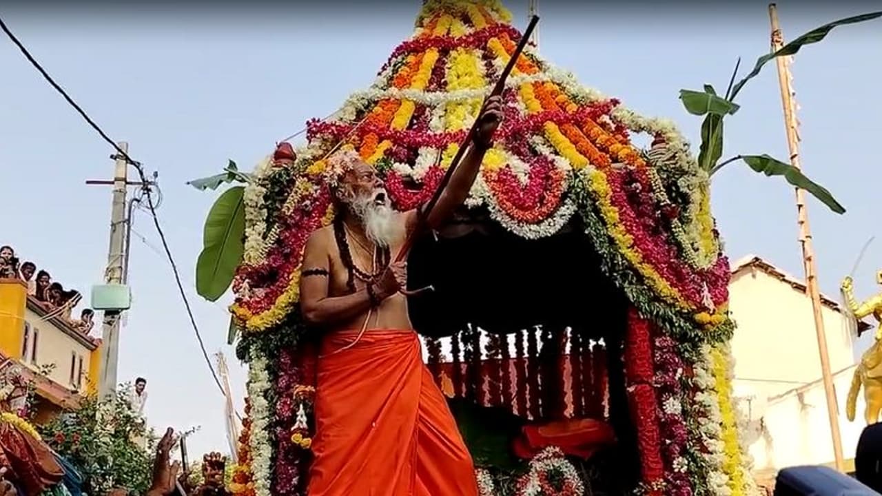 Karnika: ಮುಳ್ಳುಗದ್ದುಗೆ ಮೇಲೆ ರಾಮಲಿಂಗೇಶ್ವರ ಸ್ವಾಮಿ ನುಡಿದ ಕಾರ್ಣಿಕ ಏನು ಗೊತ್ತಾ? Karnika: ಮುಳ್ಳುಗದ್ದುಗೆ ಮೇಲೆ ರಾಮಲಿಂಗೇಶ್ವರ ಸ್ವಾಮಿ ನುಡಿದ ಕಾರ್ಣಿಕ ಏನು ಗೊತ್ತಾ?