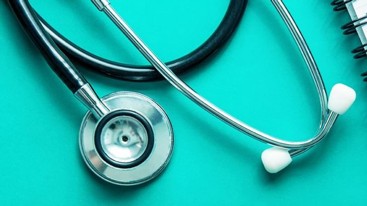 ഡോക്ടർമാരുടെ ചട്ടവിരുദ്ധ സ്വകാര്യപ്രാക്ടീസ്; വിജിലൻസ് റെയ്ഡ്; പത്തനംതിട്ടയിൽ ഡോക്ടർമാർ ഇറങ്ങിയോടി