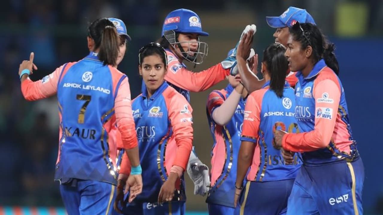 Mumbai Indians Women: குஜராத்தை வீழ்த்தி முதல் அணியாக பிளே ஆஃப் சுற்றுக்கு முன்னேறிய மும்பை இந்தியன்ஸ்! Mumbai Indians Women: குஜராத்தை வீழ்த்தி முதல் அணியாக பிளே ஆஃப் சுற்றுக்கு முன்னேறிய மும்பை இந்தியன்ஸ்!