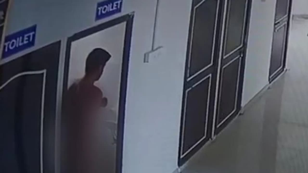 സര്ക്കാര് ആശുപത്രിയില് നഗ്നനായി ഡോക്ടറുടെ നടത്തം: വീഡിയോ വൈറല്, നടപടിക്ക് സാധ്യത സര്ക്കാര് ആശുപത്രിയില് നഗ്നനായി ഡോക്ടറുടെ നടത്തം: വീഡിയോ വൈറല്, നടപടിക്ക് സാധ്യത