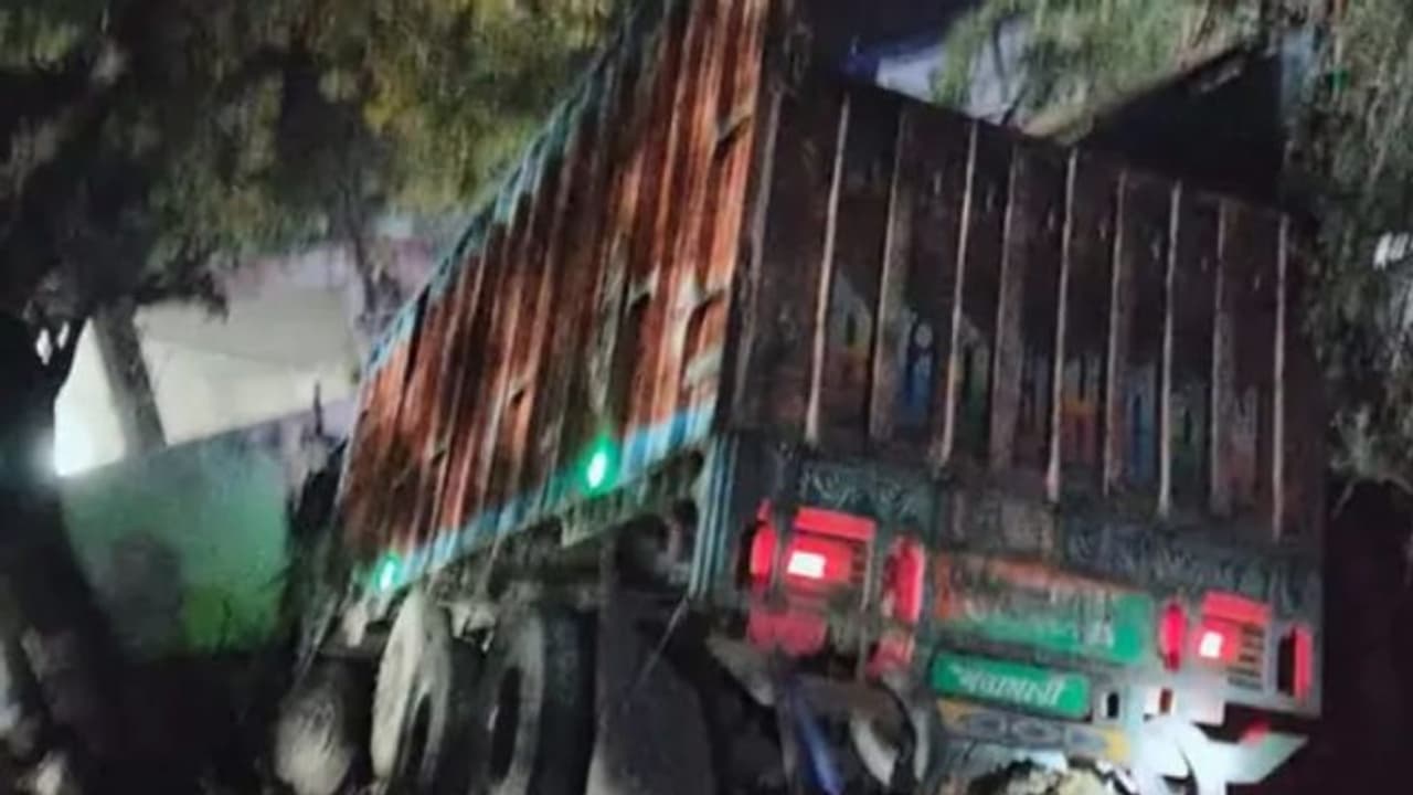 Jaunpur News: बेटे के लिए लड़की देखकर हंसी खुशी घर लौट रहा था परिवार, काल ने रोक दिया रास्ता, 7 की मौत, 2 घायल