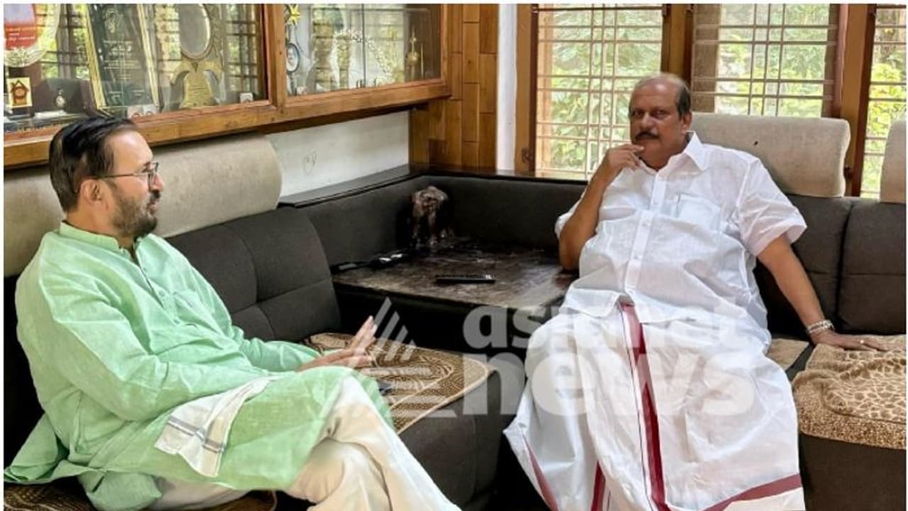 പി സി ജോർജിനെ അനുനയിപ്പിക്കാന് നേരിട്ടെത്തി ജാവദേക്കർ; എല്ലാ മണ്ഡലങ്ങളിലും പ്രചാരണത്തിന് ഇറങ്ങണമെന്ന് നിർദേശം പി സി ജോർജിനെ അനുനയിപ്പിക്കാന് നേരിട്ടെത്തി ജാവദേക്കർ; എല്ലാ മണ്ഡലങ്ങളിലും പ്രചാരണത്തിന് ഇറങ്ങണമെന്ന് നിർദേശം