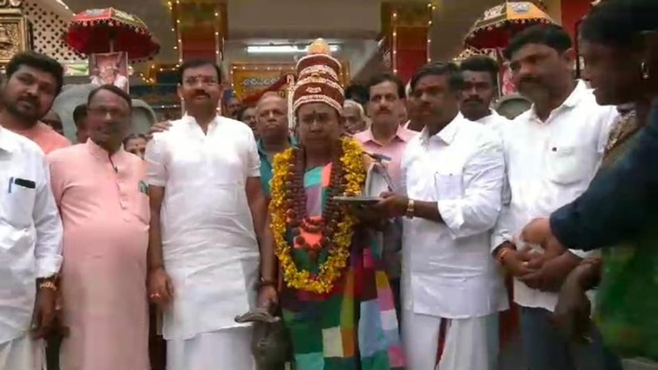 ಮಠಾಧೀಶರಿಗೆ ನಡೆ ನುಡಿಯ ಸಂದೇಶ ನೀಡುವ ಕೌದಿ ಪೂಜೆ ಸಂಭ್ರಮ: ರಾಜ್ಯದ ಭಕ್ತರ ಗಮನ ಸೆಳೆದ ಕಬೀರಾನಂದ ಶ್ರೀ! ಮಠಾಧೀಶರಿಗೆ ನಡೆ ನುಡಿಯ ಸಂದೇಶ ನೀಡುವ ಕೌದಿ ಪೂಜೆ ಸಂಭ್ರಮ: ರಾಜ್ಯದ ಭಕ್ತರ ಗಮನ ಸೆಳೆದ ಕಬೀರಾನಂದ ಶ್ರೀ!