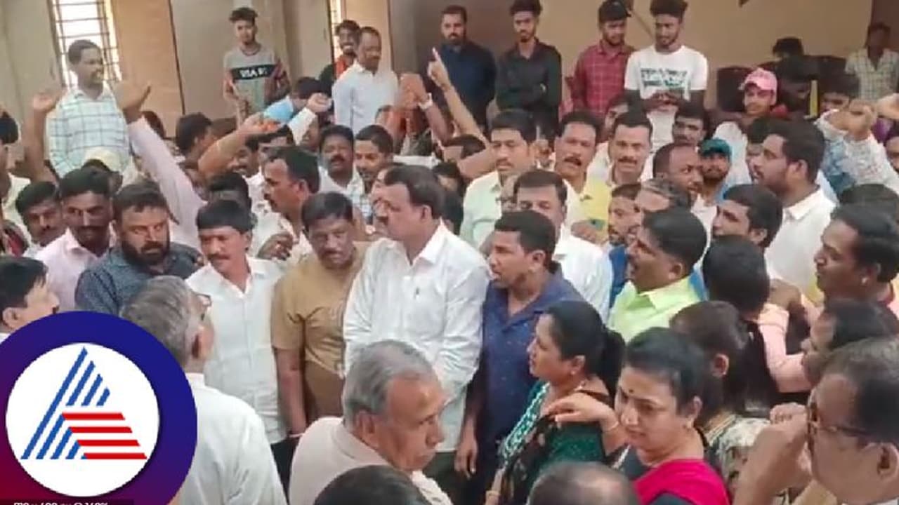 ಬಿಜೆಪಿ ಕಛೇರಿಯಲ್ಲಿ ಮತ್ತೆ 'ಗೋ ಬ್ಯಾಕ್ ಶೋಭಾ' ಘೋಷಣೆ; ಟಿಕೆಟ್ ಬದಲಾವಣೆಗೆ ಕಾರ್ಯಕರ್ತರು ಪಟ್ಟು! ಬಿಜೆಪಿ ಕಛೇರಿಯಲ್ಲಿ ಮತ್ತೆ 'ಗೋ ಬ್ಯಾಕ್ ಶೋಭಾ' ಘೋಷಣೆ; ಟಿಕೆಟ್ ಬದಲಾವಣೆಗೆ ಕಾರ್ಯಕರ್ತರು ಪಟ್ಟು!