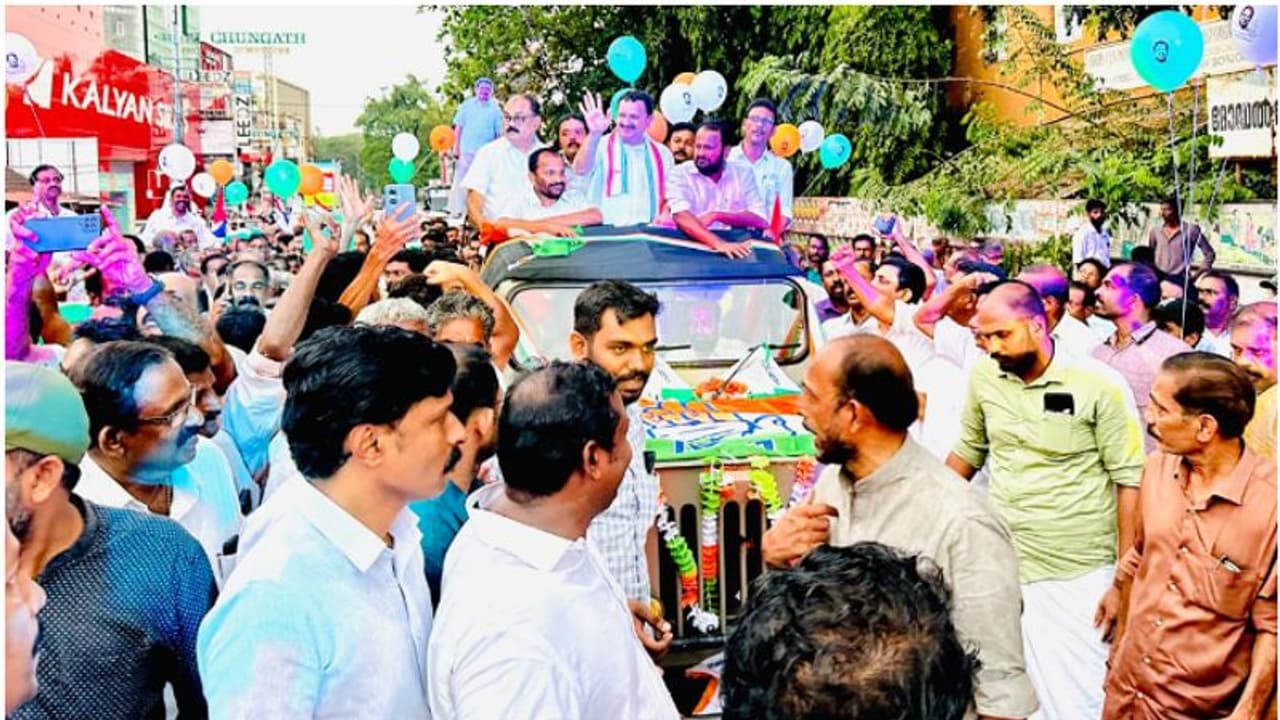 മുരളിയുടെ വിജയത്തിനായി പ്രതാപന് ചെയര്മാനായി 5001 അംഗ ഇലക്ഷൻ കമ്മിറ്റി; ആയിരങ്ങളുടെ അകമ്പടിയോടെ റോഡ് ഷോ മുരളിയുടെ വിജയത്തിനായി പ്രതാപന് ചെയര്മാനായി 5001 അംഗ ഇലക്ഷൻ കമ്മിറ്റി; ആയിരങ്ങളുടെ അകമ്പടിയോടെ റോഡ് ഷോ