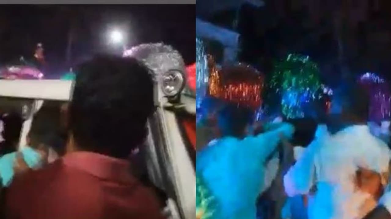 അകത്ത് 3, ആ 'ഒപ്പന' കളിച്ചവര്ക്കെല്ലാം വരുന്നുണ്ട് പണി, റോഡിൽ തടഞ്ഞ്, അതും വനിതാ എസ്ഐയെ വട്ടമിട്ട് ഡാൻസ്! അകത്ത് 3, ആ 'ഒപ്പന' കളിച്ചവര്ക്കെല്ലാം വരുന്നുണ്ട് പണി, റോഡിൽ തടഞ്ഞ്, അതും വനിതാ എസ്ഐയെ വട്ടമിട്ട് ഡാൻസ്!