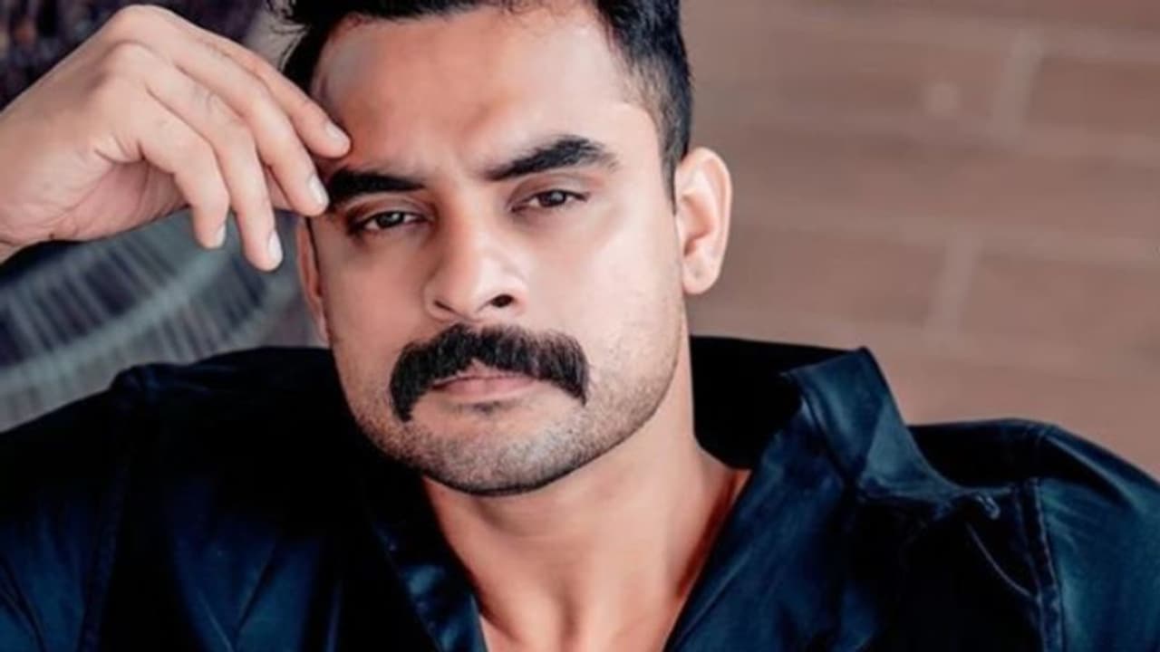 ആ നേട്ടത്തിലെത്തുന്ന ഇന്ത്യയില് നിന്നുള്ള ആദ്യ നടനായി ടൊവിനോ തോമസ്, അഭിമാന തിളക്കത്തിൽ മലയാളം ആ നേട്ടത്തിലെത്തുന്ന ഇന്ത്യയില് നിന്നുള്ള ആദ്യ നടനായി ടൊവിനോ തോമസ്, അഭിമാന തിളക്കത്തിൽ മലയാളം