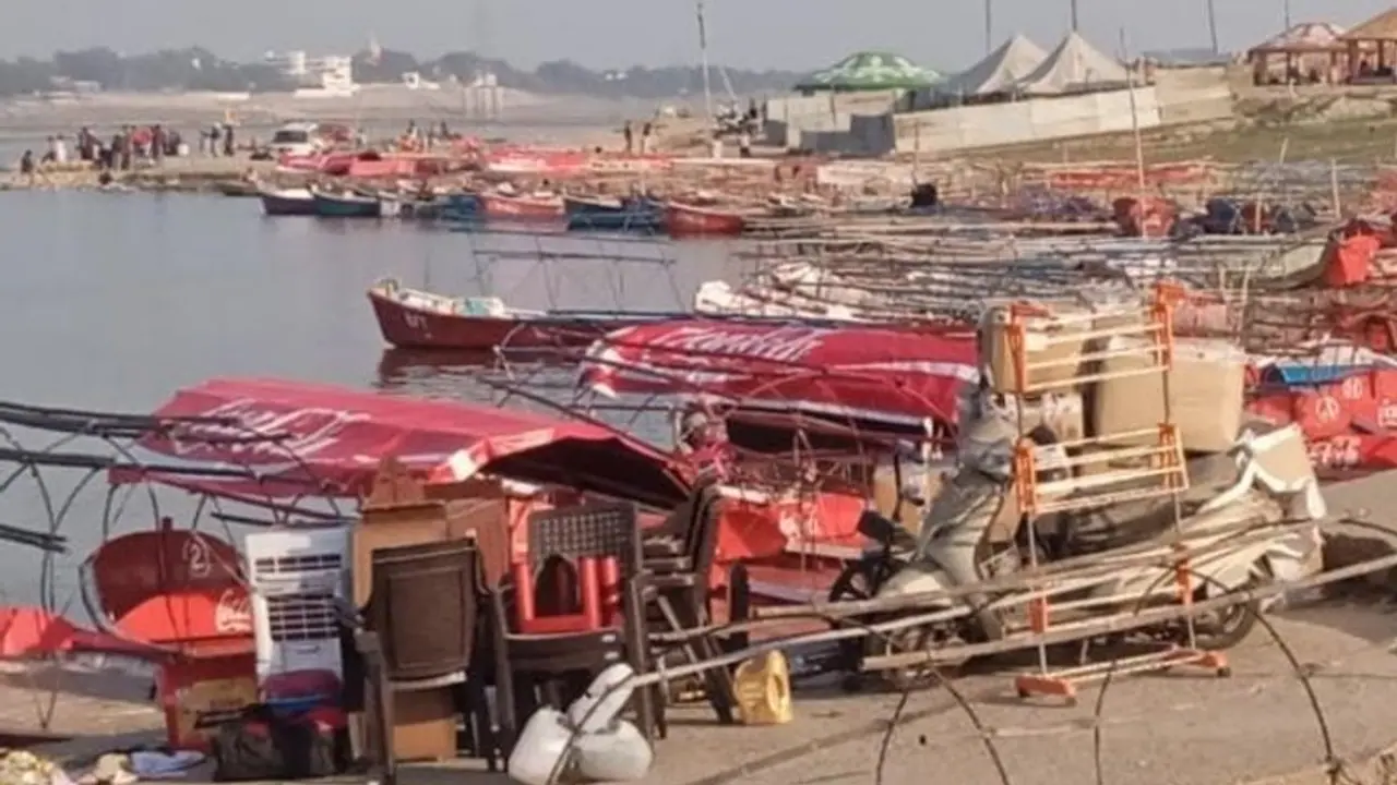 UP News: 2 ट्रक में घर का सामान, कैश गहने लेकर गंगा में विसर्जित करने पहुंची बैंक कैशियर, Shocking है वजह UP News: 2 ट्रक में घर का सामान, कैश गहने लेकर गंगा में विसर्जित करने पहुंची बैंक कैशियर, Shocking है वजह