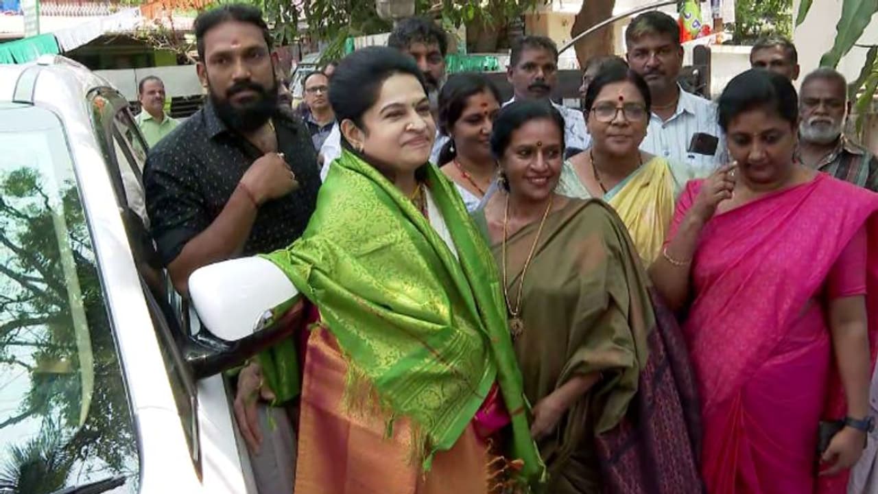 'ചന്ദനക്കുറിയിടുന്നതിനെ വിലക്കി, വര്ഗീയവാദിയാക്കി, മുരളീയേട്ടൻ ജയിക്കുമോയെന്നറിയാൻ ജാതകം നോക്കണം'; പത്മജ 'ചന്ദനക്കുറിയിടുന്നതിനെ വിലക്കി, വര്ഗീയവാദിയാക്കി, മുരളീയേട്ടൻ ജയിക്കുമോയെന്നറിയാൻ ജാതകം നോക്കണം'; പത്മജ