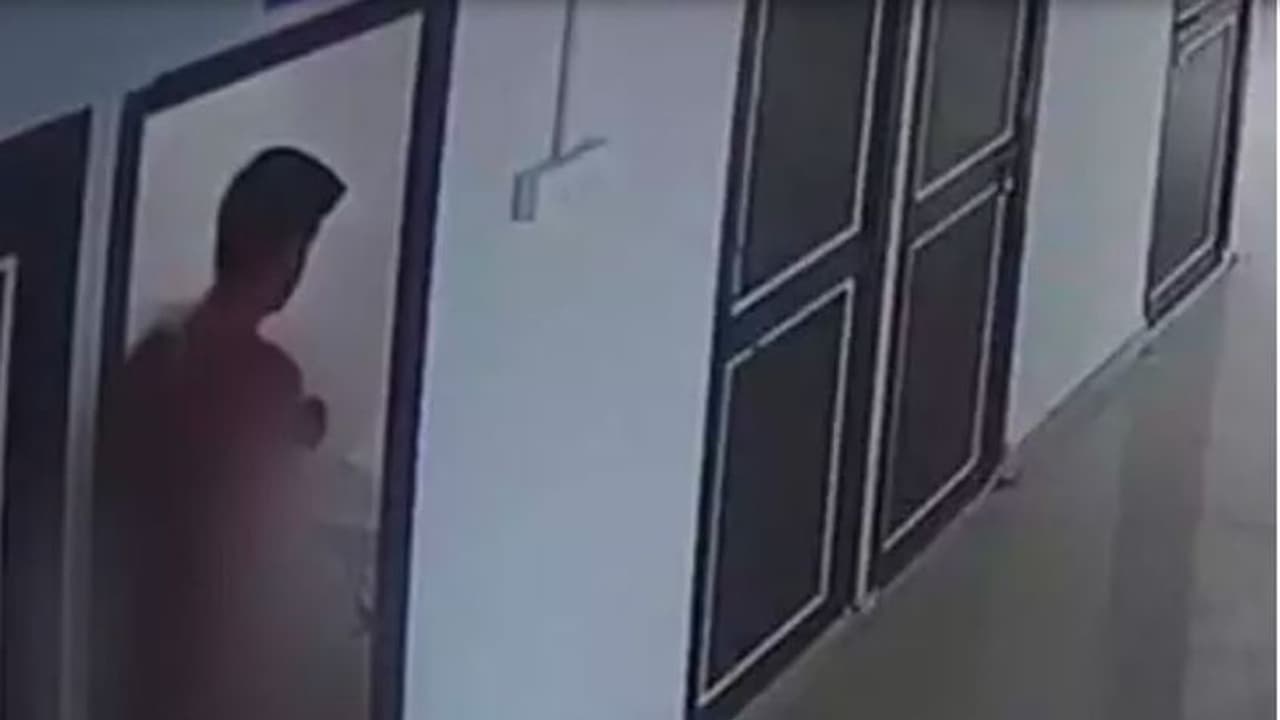 ಡ್ರಗ್‌ ಅಮಲಲ್ಲಿ ಆಸ್ಪತ್ರೆಯಲ್ಲೇ ಬಟ್ಟೆ ಬಿಚ್ಚಿ ಬೆತ್ತಲಾಗಿ ಓಡಾಡಿದ ಡಾಕ್ಷರ್