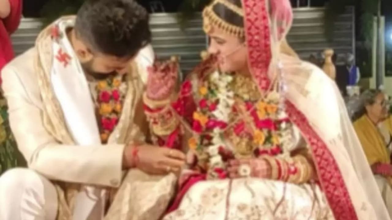 Viral Video: ವಧು ಸಹ ವರನ ಹಣೆಗೆ ಸಿಂಧೂರವಿಟ್ಟಾಗ ಜನ “ವಾವ್' ಅಂದ್ರು Viral Video: ವಧು ಸಹ ವರನ ಹಣೆಗೆ ಸಿಂಧೂರವಿಟ್ಟಾಗ ಜನ “ವಾವ್' ಅಂದ್ರು