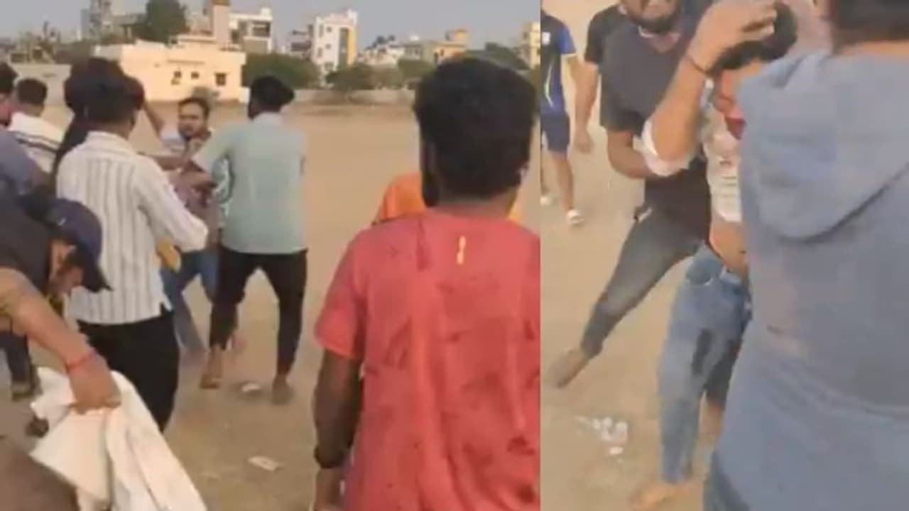 எல்லை மீறும் ரசிகர்கள்.. ரத்தம் வரும் அளவிற்கு தாக்கிக்கொண்ட இரு டாப் ஹீரோஸின் Fans வைரலாகும் வீடியோ! எல்லை மீறும் ரசிகர்கள்.. ரத்தம் வரும் அளவிற்கு தாக்கிக்கொண்ட இரு டாப் ஹீரோஸின் Fans வைரலாகும் வீடியோ!