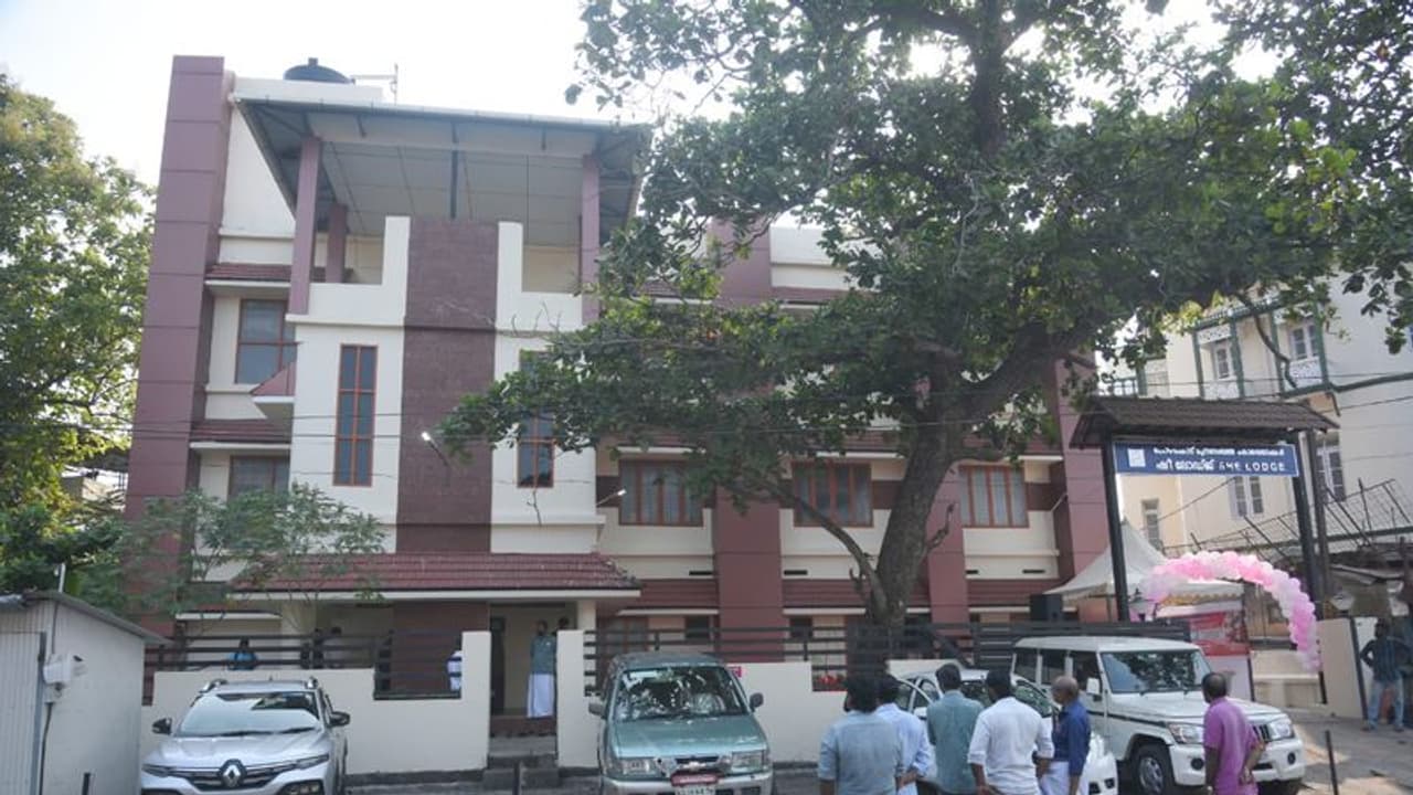 'ലുക്കിങ് ലൈക്ക് എ വൗ ' 100 രൂപയിൽ തുടക്കം, ഒരുങ്ങിയത് എസി ഡിലെക്സ് മുറി വരെ, ഓൺലൈൻ ബുക്കിങ്, ഷീ ലോഡ്ജ് റെഡി 'ലുക്കിങ് ലൈക്ക് എ വൗ ' 100 രൂപയിൽ തുടക്കം, ഒരുങ്ങിയത് എസി ഡിലെക്സ് മുറി വരെ, ഓൺലൈൻ ബുക്കിങ്, ഷീ ലോഡ്ജ് റെഡി