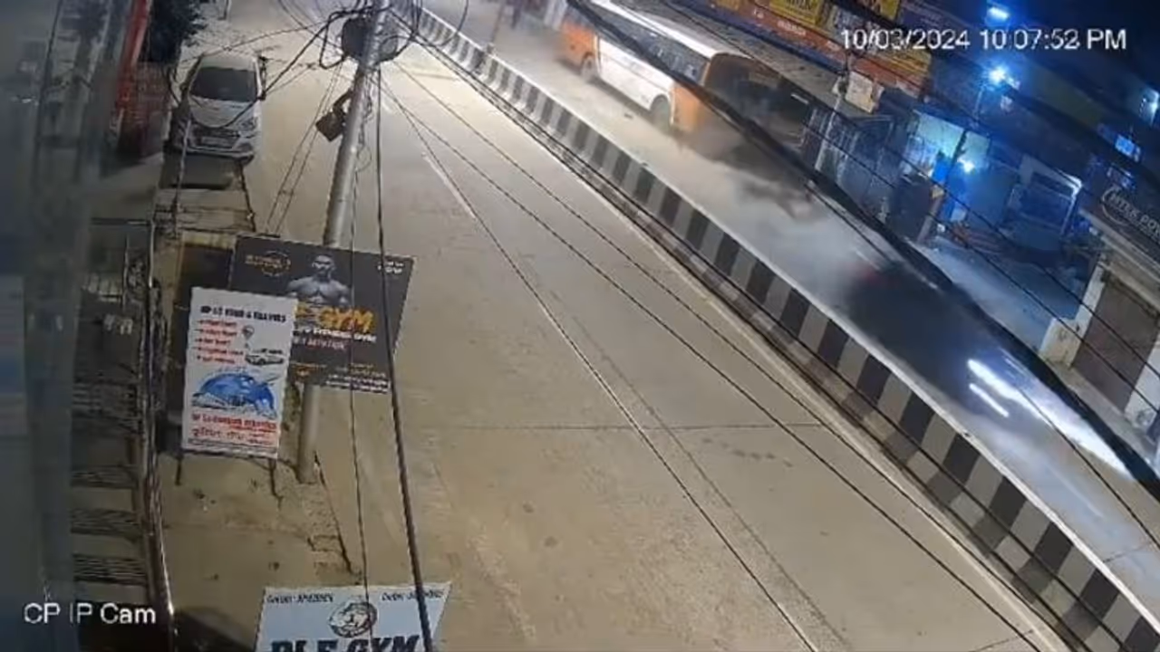 Gorakhpr News: तेज रफ्तार कार...महज 3 सेकेंड...और 2 जिंदगियां खत्म, CCTV कैमरे में दिखा Shocking नजारा