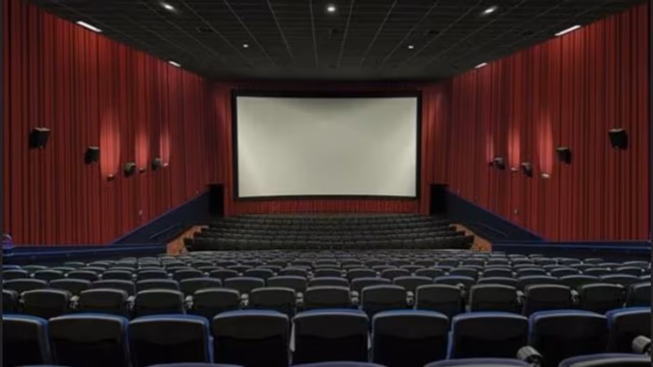 മലപ്പുറത്ത് സൂപ്പർഹിറ്റ് സിനിമക്ക് ടിക്കറ്റെടുത്തു, 10 മിനിറ്റ് പുറത്ത് നിർത്തി; തിയ്യറ്റർ ഉടമക്ക് വൻ തുക പിഴ മലപ്പുറത്ത് സൂപ്പർഹിറ്റ് സിനിമക്ക് ടിക്കറ്റെടുത്തു, 10 മിനിറ്റ് പുറത്ത് നിർത്തി; തിയ്യറ്റർ ഉടമക്ക് വൻ തുക പിഴ