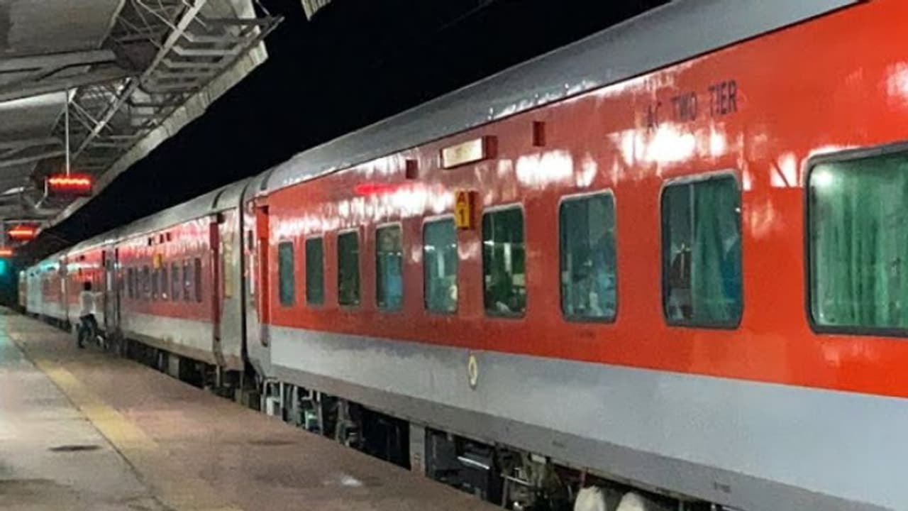 ഇലക്ഷനല്ലേ, കാശായിരുന്നു പ്രതീക്ഷിച്ചത്, ചെന്നൈ മെയിലിൽ കിട്ടിയത് ആളില്ലാ പൊതി; പക്ഷെ നോട്ടം വെറുതെ ആയില്ല!