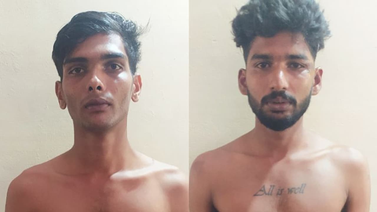 അടിച്ച് ഫിറ്റായി യുവാക്കളെ ഓടിച്ചിട്ട് തല്ലി, വീട് കയറിയും ആക്രമണം, ചെടിച്ചട്ടിയടക്കം തകർത്തു; പ്രതികൾ പിടിയിൽ അടിച്ച് ഫിറ്റായി യുവാക്കളെ ഓടിച്ചിട്ട് തല്ലി, വീട് കയറിയും ആക്രമണം, ചെടിച്ചട്ടിയടക്കം തകർത്തു; പ്രതികൾ പിടിയിൽ