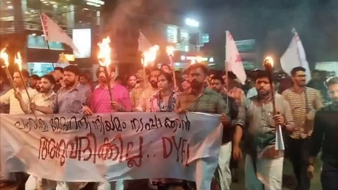സിഎഎ: പ്രതിഷേധ പ്രകടനങ്ങൾ നടത്തി ഡിവൈഎഫ്ഐ; മലബാര്‍ മാവേലി എക്സ്പ്രസുകൾ തടഞ്ഞ് യൂത്ത് കോൺഗ്രസ്