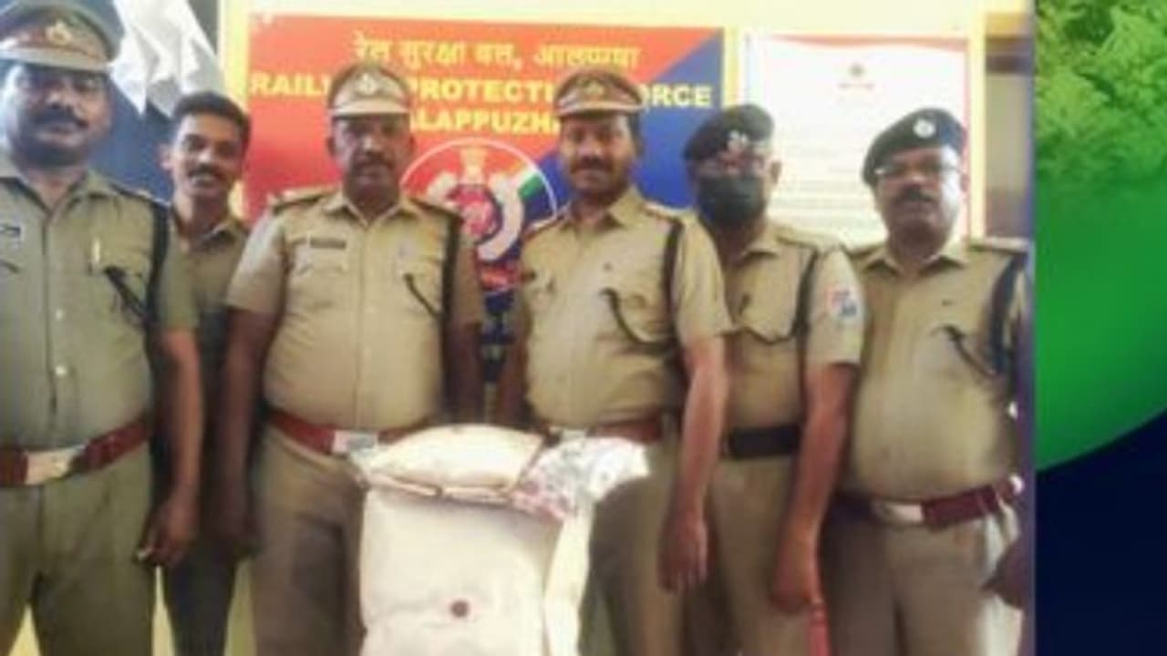 ധൻബാദ് എക്സ്പ്രസിന്‍റെ ജനറൽ കമ്പാർട്മെന്‍റിൽ വലിയ ഒരു ബിഗ്ഷോപ്പർ, അകത്ത് 5 പാക്കറ്റിലായി 10 കിലോ കഞ്ചാവ്!