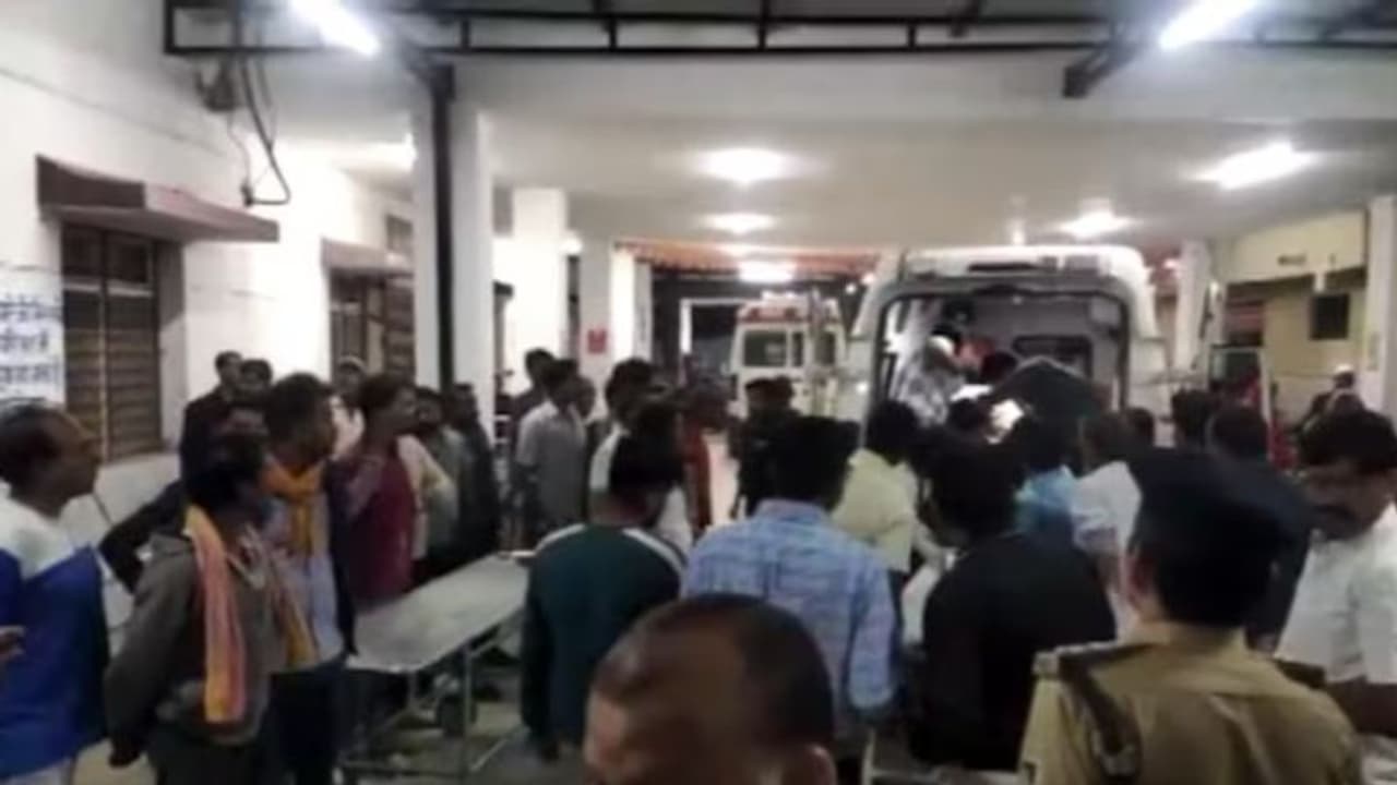 ആഘോഷപ്പന്തൽ കണ്ണീരിൽ കുതിർന്നു; വിവാഹ ഘോഷയാത്രയിലേക്ക് ട്രക്ക് പാഞ്ഞുകയറി അഞ്ചുപേർക്ക് ദാരുണാന്ത്യം, പരിക്ക് ആഘോഷപ്പന്തൽ കണ്ണീരിൽ കുതിർന്നു; വിവാഹ ഘോഷയാത്രയിലേക്ക് ട്രക്ക് പാഞ്ഞുകയറി അഞ്ചുപേർക്ക് ദാരുണാന്ത്യം, പരിക്ക്