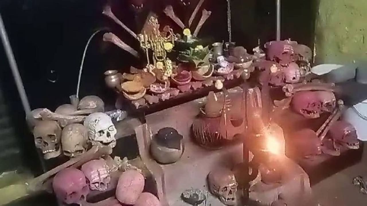 ರಾಮನಗರ: 30 ತಲೆಬುರುಡೆ, ಮೂಳೆ ಇಟ್ಟು ವಾಮಾಚಾರ..! ರಾಮನಗರ: 30 ತಲೆಬುರುಡೆ, ಮೂಳೆ ಇಟ್ಟು ವಾಮಾಚಾರ..!