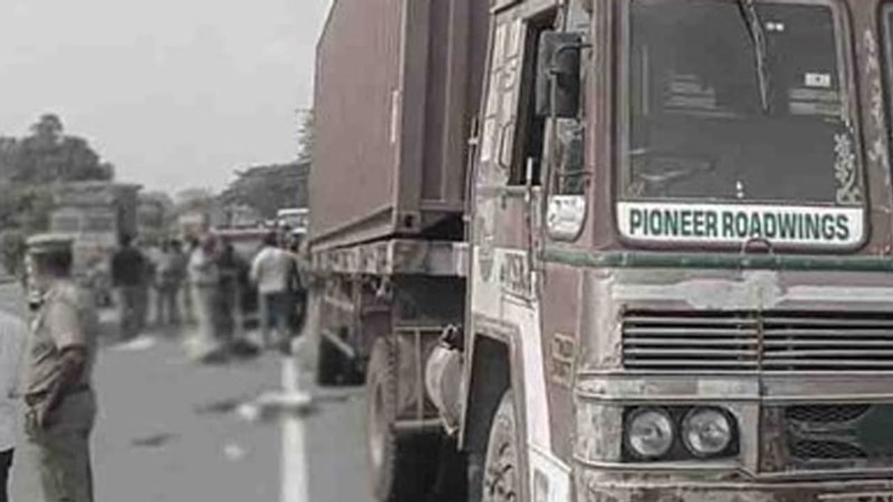 தனியார் பேருந்து மீது உரசிய கன்டெய்னர் லாரி.! படிக்கட்டில் பயணித்த 4 கல்லூரி மாணவர்கள் ரத்த வெள்ளத்தில் பலி.!